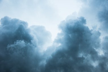 Düşmek üzere olan bulutlar gökyüzü 