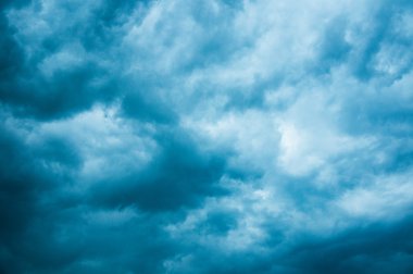 Düşmek üzere olan bulutlar gökyüzü 