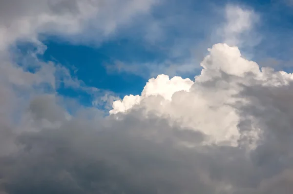 Niebo z chmurami, które są gotowe do upadku — Zdjęcie stockowe