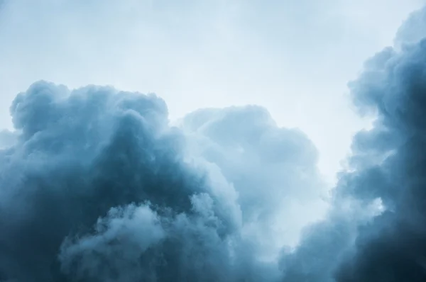 Niebo z chmurami, które są gotowe do upadku — Zdjęcie stockowe
