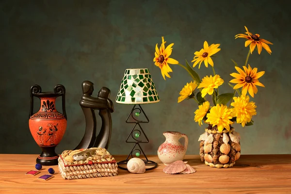 Objets ménagers et fleurs dans un vase — Photo