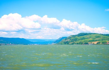 River Danube, dağlar, binalar