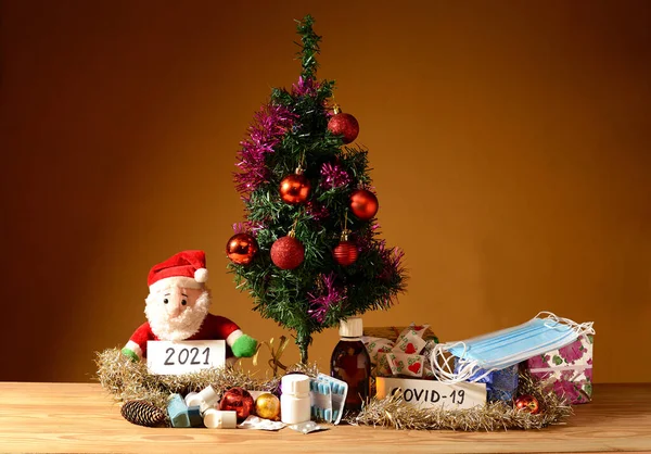 Natura Morta Albero Capodanno Sul Tavolo — Foto Stock