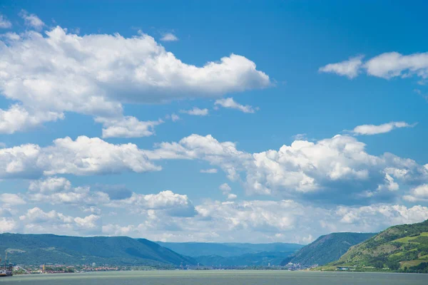 Danube River Surrounding Mountains — Stock Photo, Image