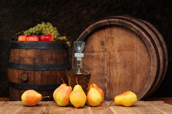 Poires, tonneau en bois et bouteille de brandy — Photo