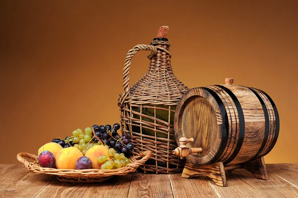 Hasır şarap şişesi, üzüm ve ahşap varil — Stok fotoğraf