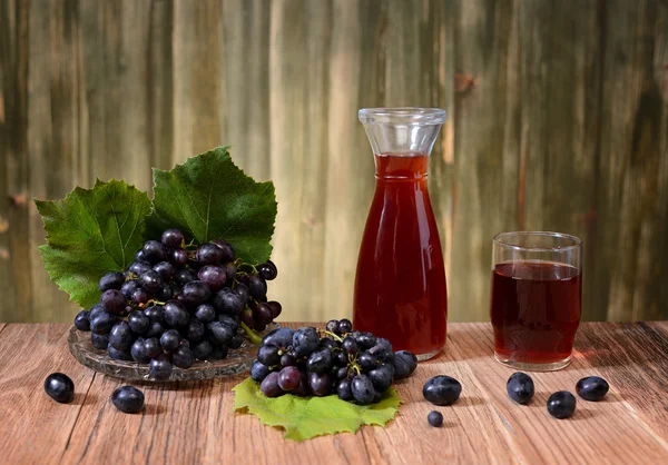 Fresh grapes and wine in the bottle — Stock Photo, Image