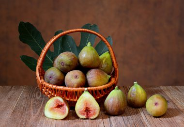 hasır sepet içinde taze incir