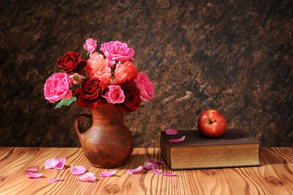 Rosas em vaso cerâmico e livros — Fotografia de Stock