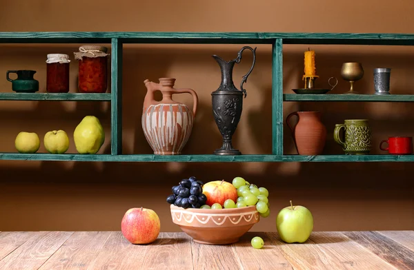 Półka z różnych rzeczy i owoce — Zdjęcie stockowe