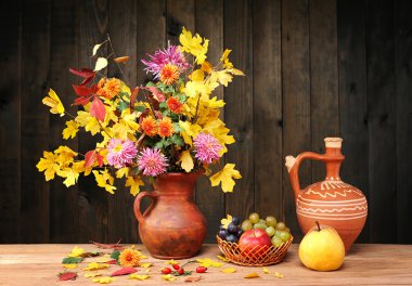 çiçekler ve yapraklar meyve bir seramik vazoda