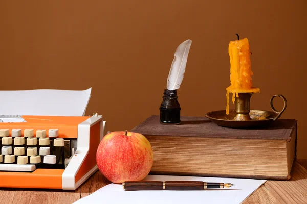 Máquina de escribir, libros y manzana —  Fotos de Stock