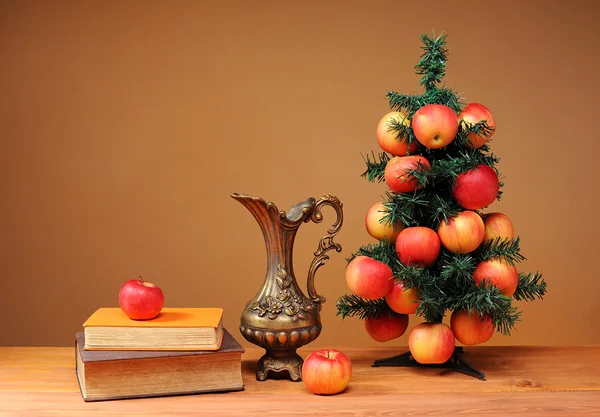 Árbol de Navidad adornado con manzanas —  Fotos de Stock