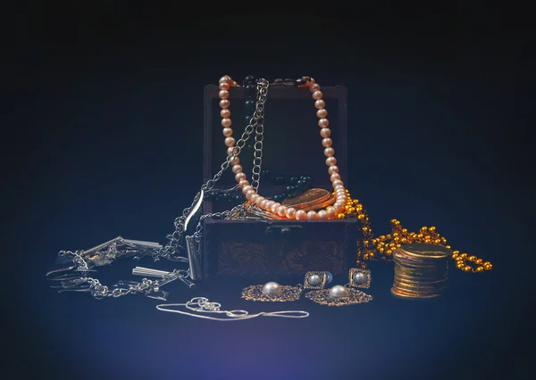 Juwelen en sieraden doos beneveld — Stockfoto