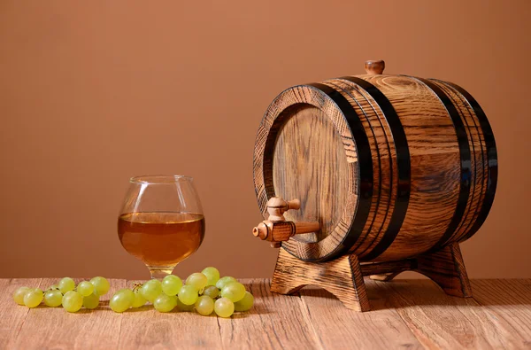 Vino en una copa de uva y barril de madera — Foto de Stock