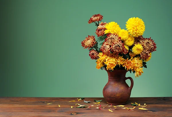 Flores coloridas em um vaso de cerâmica — Fotografia de Stock