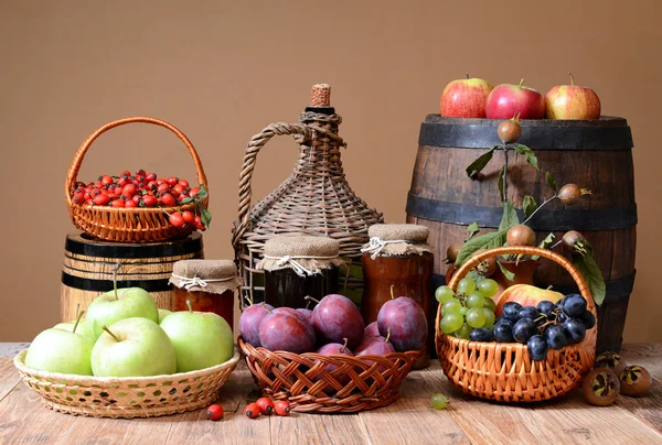 新鮮な果物、ジャム、木製の樽 — ストック写真