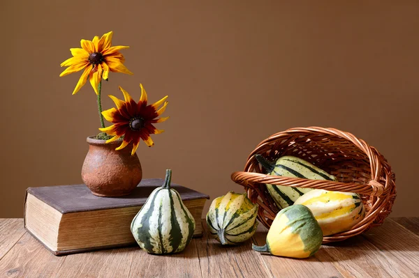 Calabazas y girasoles decorativos en un jarrón — Foto de Stock