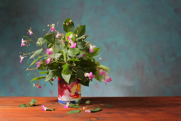 Verse bloemen uit de tuin in een vaas — Stockfoto