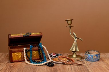 Mücevher kutuları, Kolyeler ve rakamlar