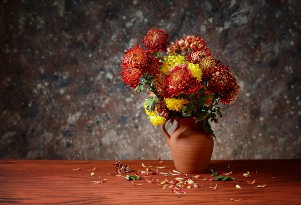 Färgglada blommor i en keramik vas — Stockfoto