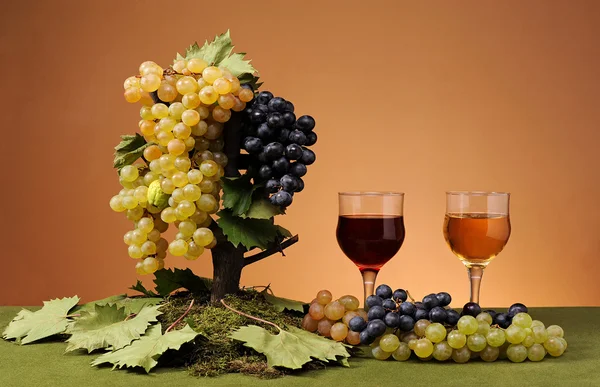 Uvas frescas e vinho em um copo — Fotografia de Stock