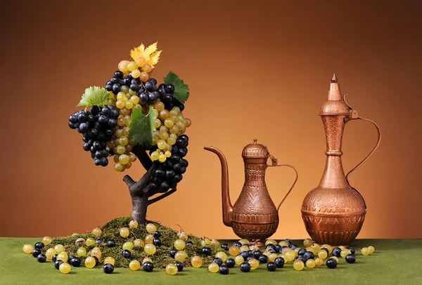 铜瓶和新鲜的葡萄 — 图库照片