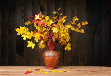 Yeşillik bir metal vazo içinde