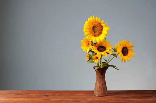 Sonnenblume in einer Keramikvase — Stockfoto