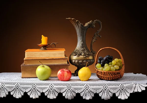 Fruits frais, livres et carafes métalliques — Photo