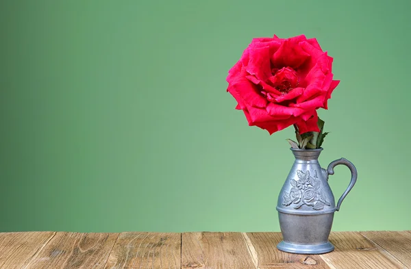 Rode rozen in een metalen vaas — Stockfoto
