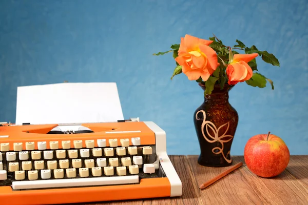 打字机苹果和花瓶中的花 — 图库照片