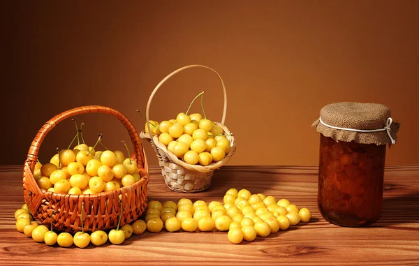 Cereza blanca fresca y mermelada —  Fotos de Stock