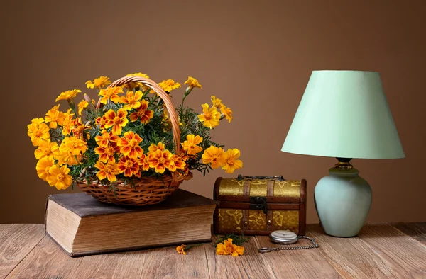 Blumen, Bücher, Schmuckschatulle und Tischlampe — Stockfoto