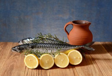Plaka ve dilimlenmiş limon taze uskumru balığı