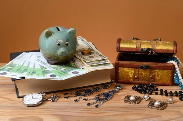 Banknot, domuzcuk bankalar ve bir kutu içinde takı — Stok fotoğraf