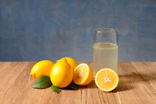 Fresh sliced lemons and leaves — Stock Photo, Image