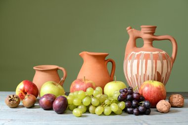 Seramik yemekleri ve taze meyve