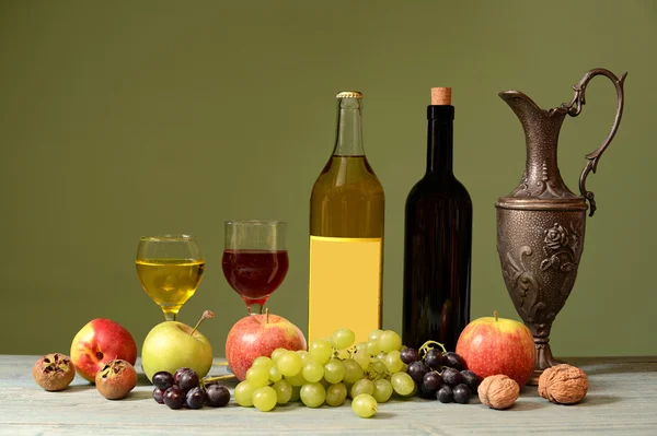 Frutos frescos, vinho e metal carafe — Fotografia de Stock