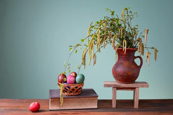 Färg påsk ägg, böcker och blommor i en vas — Stockfoto