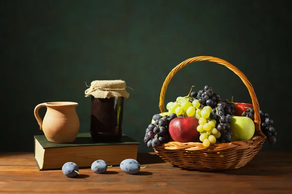 水果在柳条篮子和一罐果酱 — 图库照片