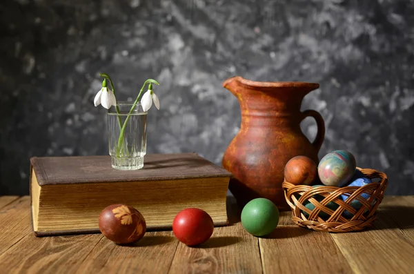 Huevos de Pascua, flores y jarra de cerámica —  Fotos de Stock