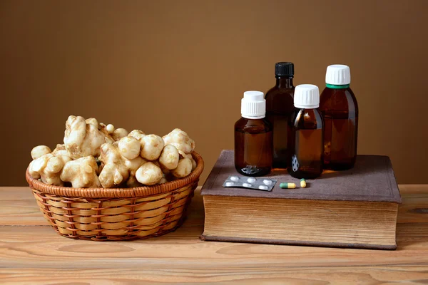 Aardperen in rieten manden, boeken en geneesmiddelen — Stockfoto