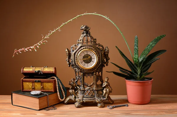 Vak voor sieraden, boek klok en bloemen — Stockfoto