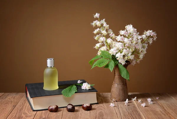 Bloemen van kastanje, olie en boeken — Stockfoto