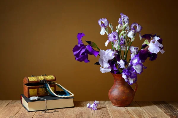 Mavi Iris, bir kitap — Stok fotoğraf