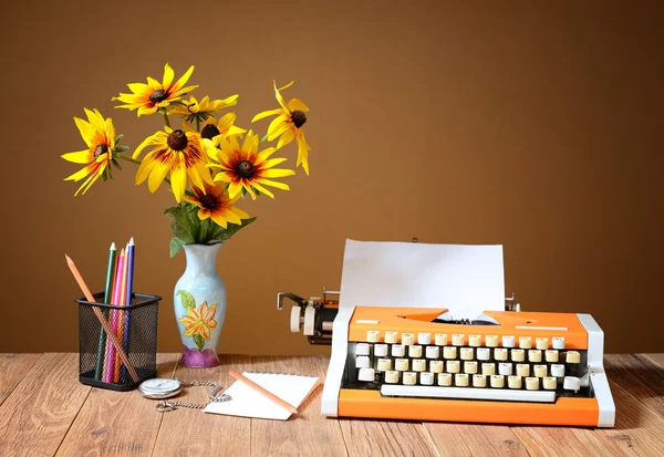 Rudbekia blommor i en vas med att skriva tillbehör — Stockfoto