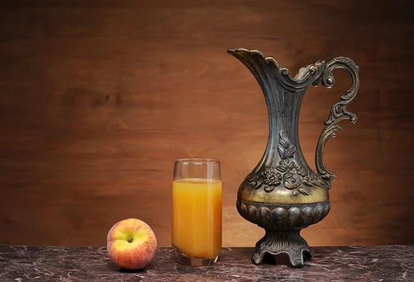 Свежий фруктовый сок в стакане — стоковое фото