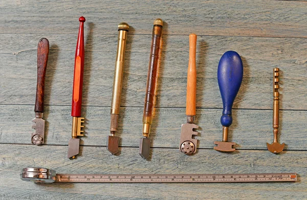 Variedade de ferramentas de vidro espalhados — Fotografia de Stock