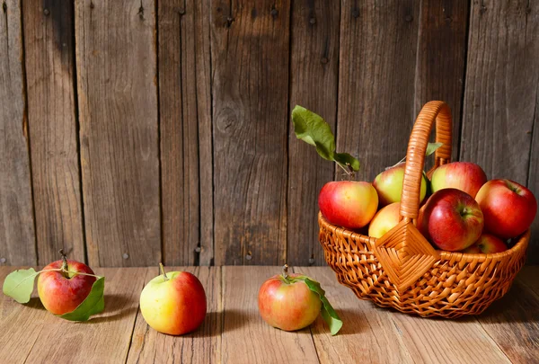 Hasır sepet içinde taze olgun elma — Stok fotoğraf